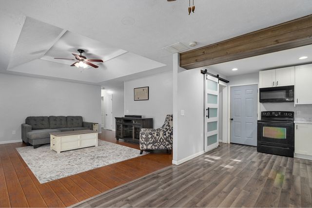 4534 W La Siesta Street, Springfield, MO 65802