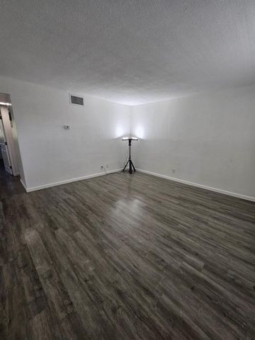 1401 NE 17th Court 207, Fort Lauderdale, FL 33305