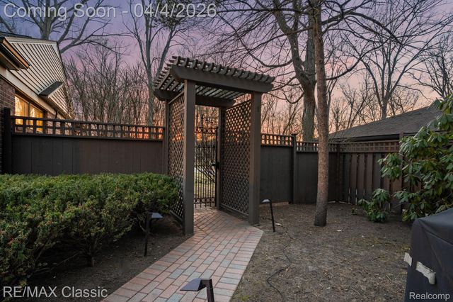 16800 Bell Creek Lane, Livonia, MI 48154