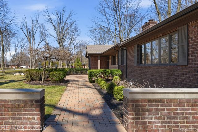 16800 Bell Creek Lane, Livonia, MI 48154