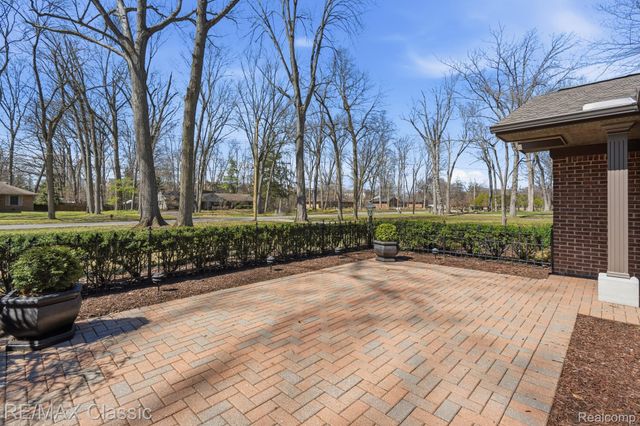 16800 Bell Creek Lane, Livonia, MI 48154