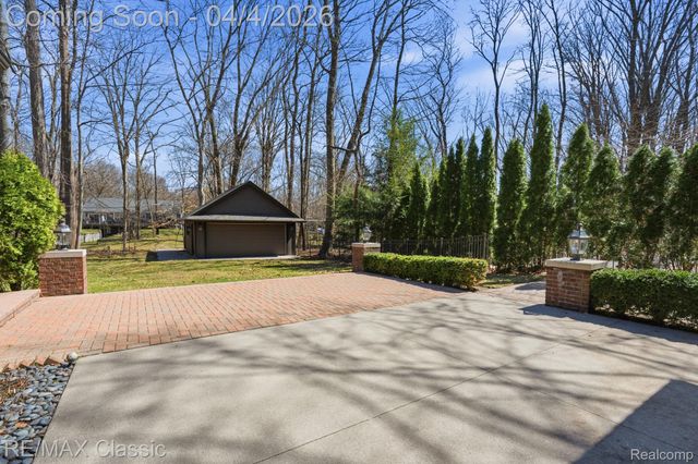 16800 Bell Creek Lane, Livonia, MI 48154