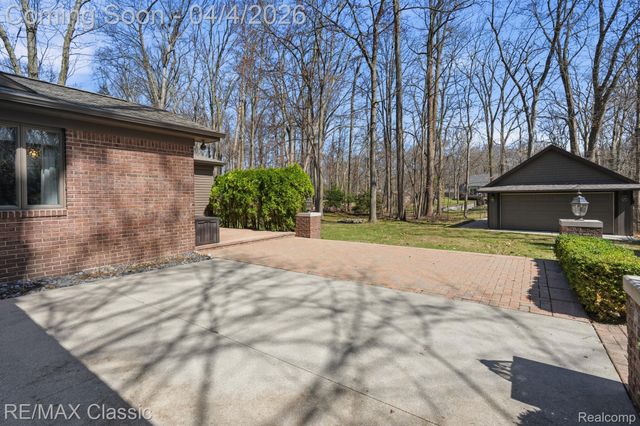 16800 Bell Creek Lane, Livonia, MI 48154