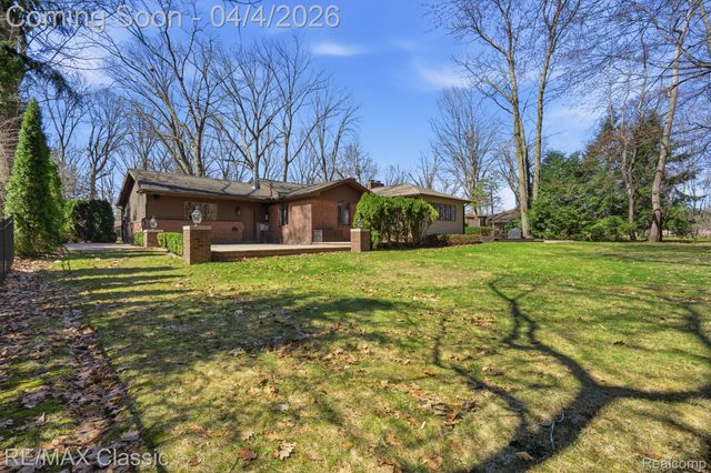 16800 Bell Creek Lane, Livonia, MI 48154