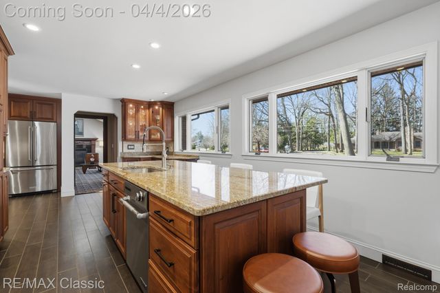 16800 Bell Creek Lane, Livonia, MI 48154