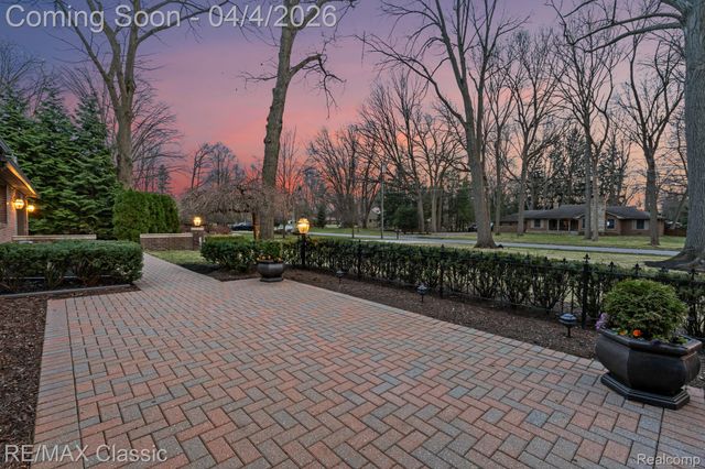 16800 Bell Creek Lane, Livonia, MI 48154