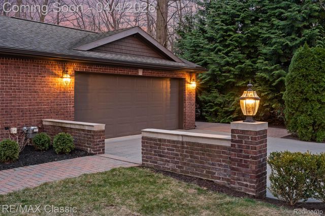 16800 Bell Creek Lane, Livonia, MI 48154
