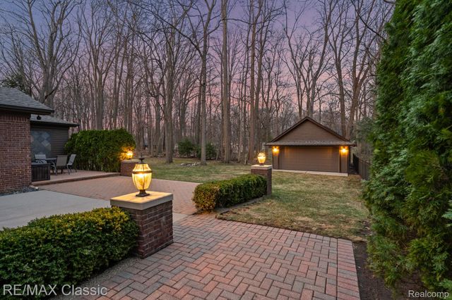 16800 Bell Creek Lane, Livonia, MI 48154