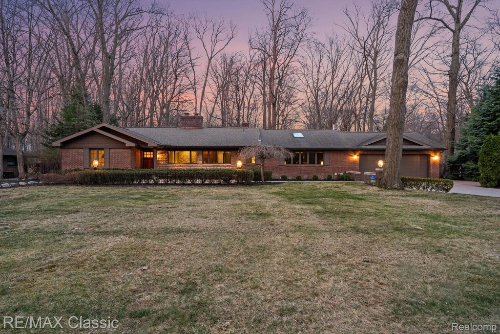 16800 Bell Creek Lane, Livonia, MI 48154