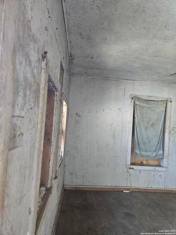 2926 El Paso, San Antonio, TX 78207