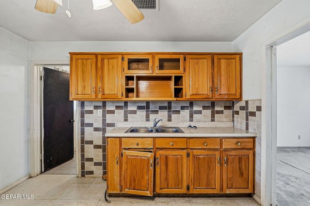 8933 MOUNT RUSHMORE Lane, El Paso, TX 79904