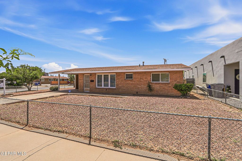 8933 MOUNT RUSHMORE Lane, El Paso, TX 79904