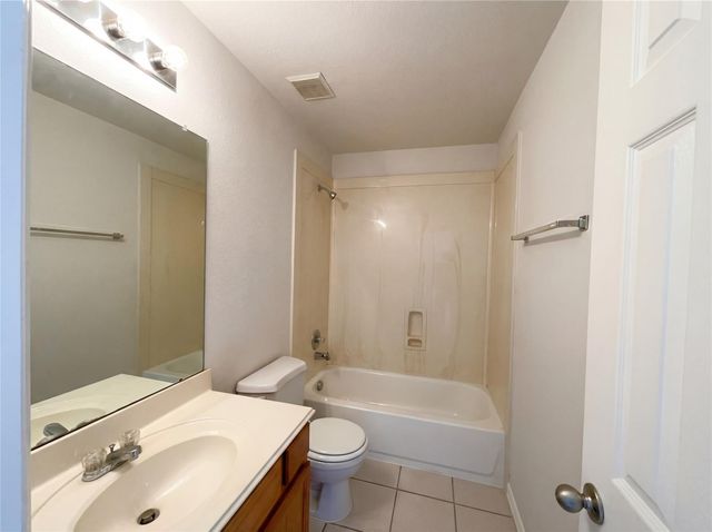 200 Rippling Creek Lane, Alvin, TX 77511