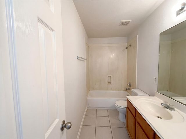 200 Rippling Creek Lane, Alvin, TX 77511