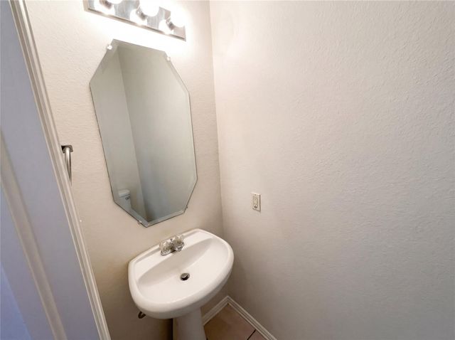 200 Rippling Creek Lane, Alvin, TX 77511