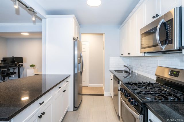 4 Sadore Lane 5J, Yonkers, NY 10710