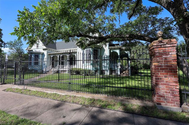 350 N Madison ST, La Grange, TX 78945
