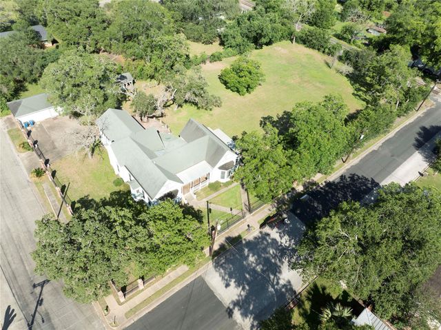 350 N Madison ST, La Grange, TX 78945