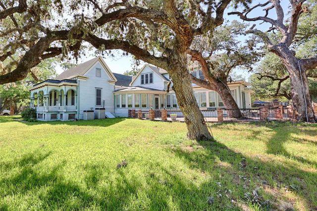 350 N Madison ST, La Grange, TX 78945