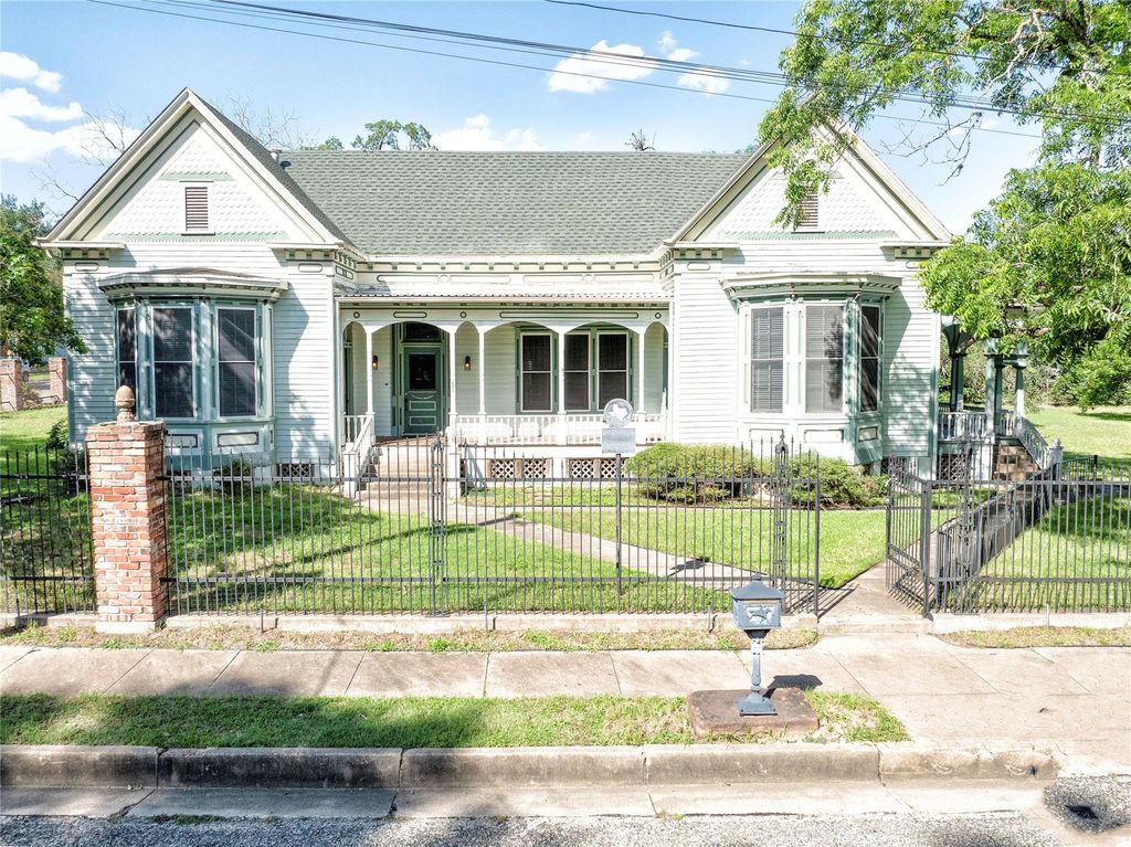 350 N Madison ST, La Grange, TX 78945