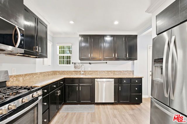 7048 Zelzah Avenue, Los Angeles, CA 91335