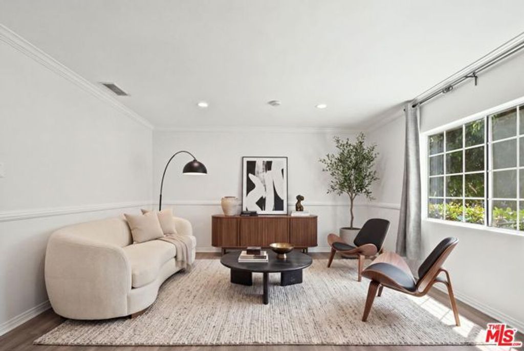 7048 Zelzah Avenue, Los Angeles, CA 91335