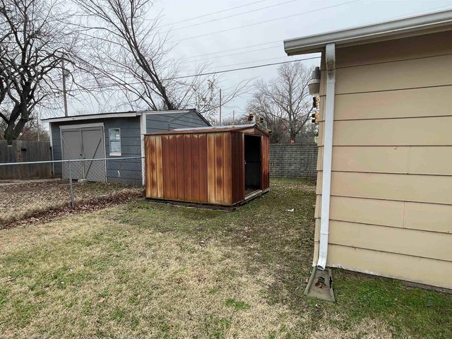 3001 E Locust St, Wichita, KS 67216