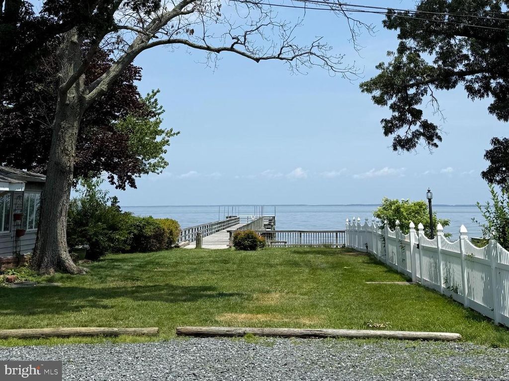 4722 OAK RD, Shady Side, MD 20764