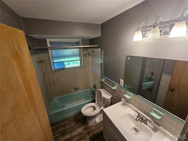 2356 Gardner Drive, St Louis, MO 63136