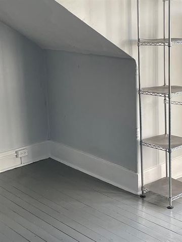 5220 Holmes St, Lawrenceville, PA 15201