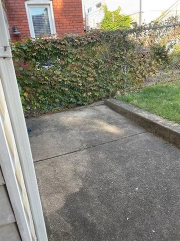 5220 Holmes St, Lawrenceville, PA 15201