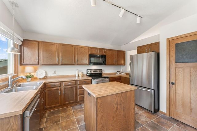 13955 Yosemite Court, Savage, MN 55378