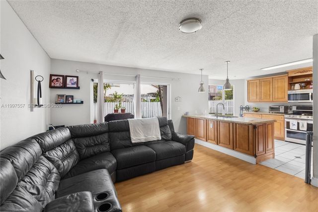 317 SW 191st Ter, Pembroke Pines, FL 33029