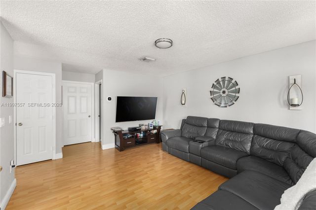 317 SW 191st Ter, Pembroke Pines, FL 33029