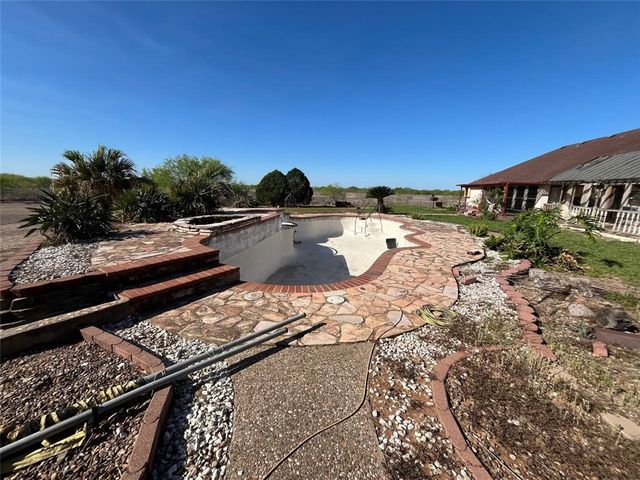 911 SW 11th St, Premont, TX 78375