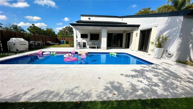 528 SW 166th Ter, Weston, FL 33326