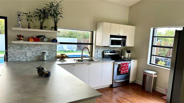 528 SW 166th Ter, Weston, FL 33326