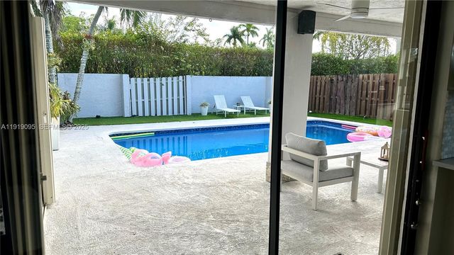 528 SW 166th Ter, Weston, FL 33326