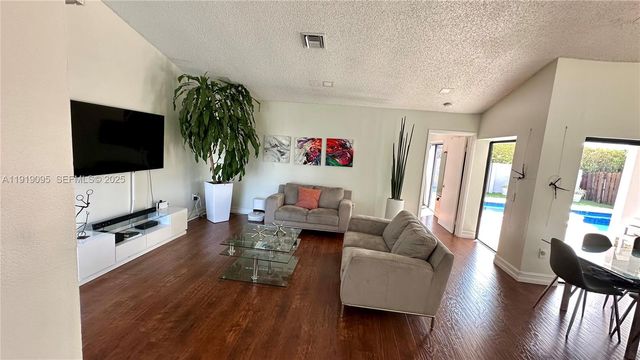 528 SW 166th Ter, Weston, FL 33326