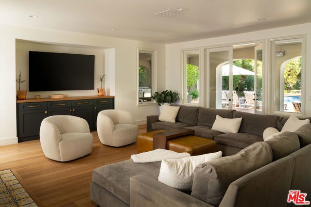 5315 Louise Avenue, Los Angeles, CA 91316