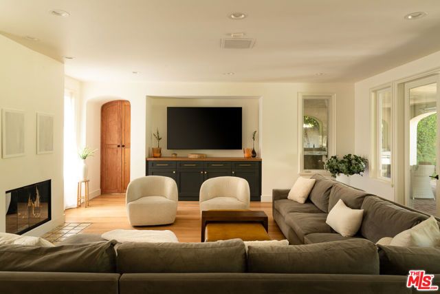 5315 Louise Avenue, Los Angeles, CA 91316