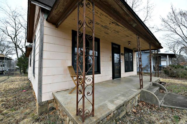 1105 7th St, Mena, AR 71953