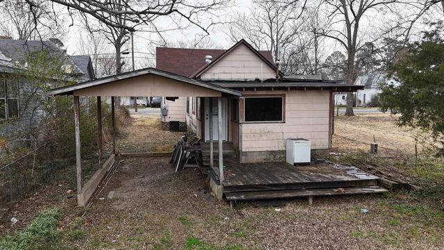 1105 7th St, Mena, AR 71953