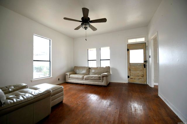 1105 7th St, Mena, AR 71953