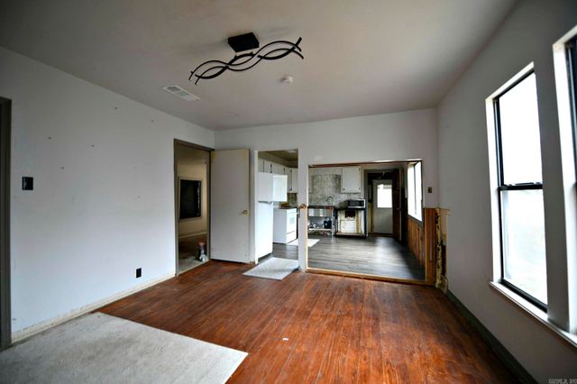 1105 7th St, Mena, AR 71953