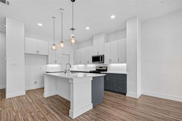 2105 Holman Street, Houston, TX 77004