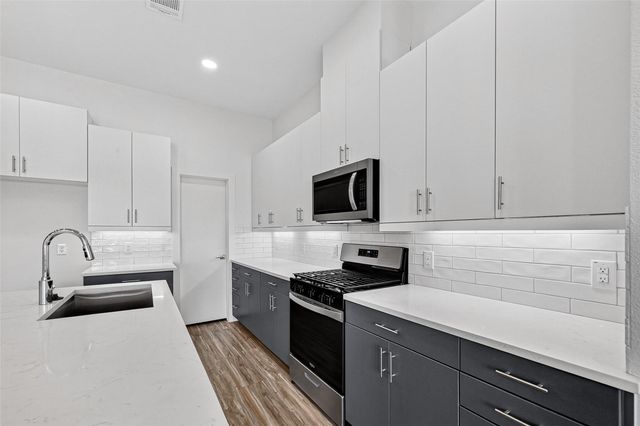 2105 Holman Street, Houston, TX 77004