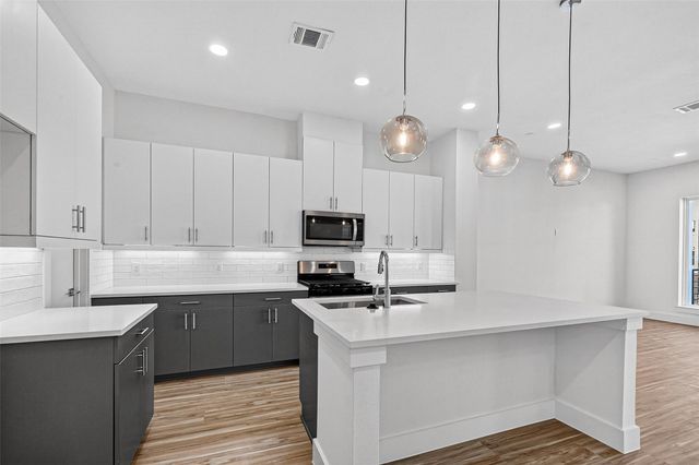 2105 Holman Street, Houston, TX 77004