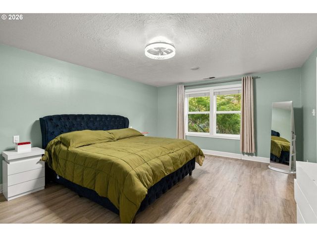 1133 SKYLARK Ln, Eugene, OR 97401