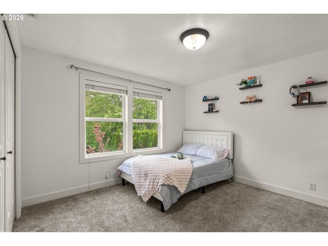 1133 SKYLARK Ln, Eugene, OR 97401